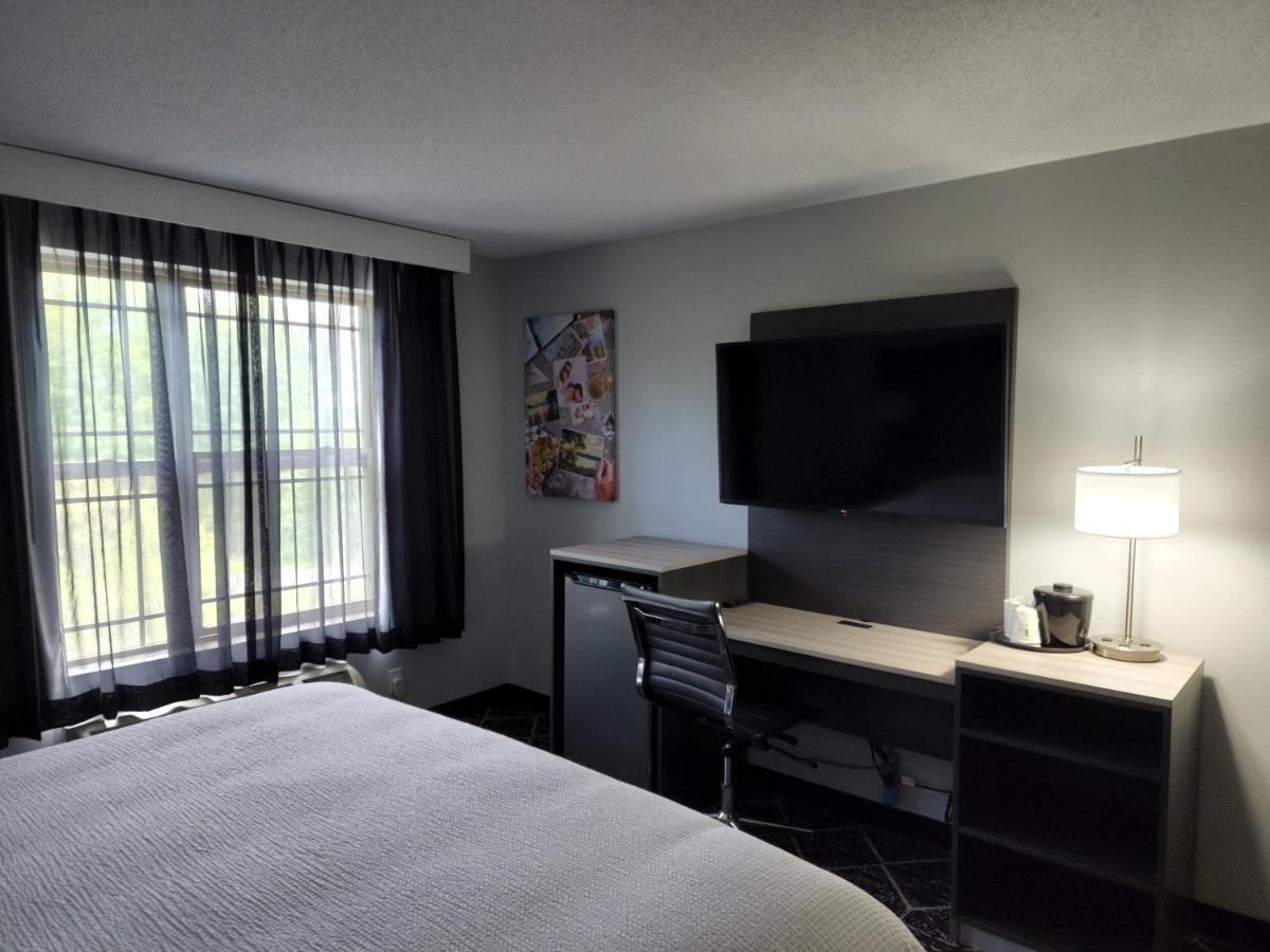La Quinta Inn & Suites By Wyndham Лейк Джордж Екстериор снимка