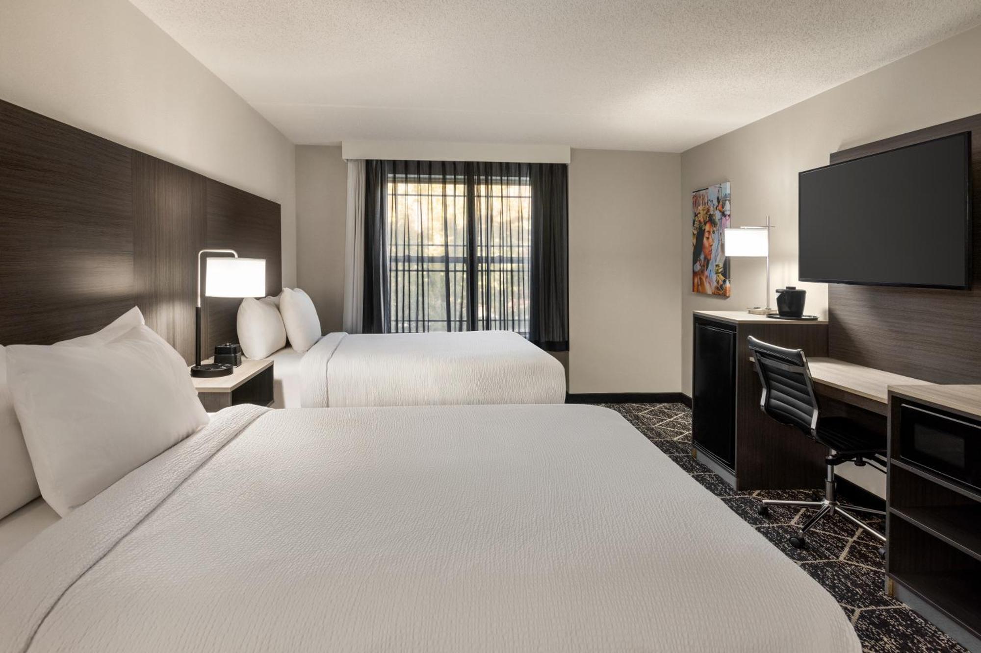 La Quinta Inn & Suites By Wyndham Лейк Джордж Екстериор снимка