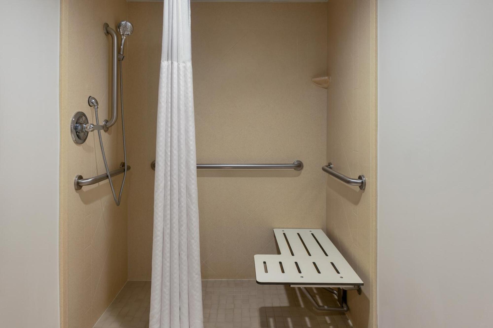 La Quinta Inn & Suites By Wyndham Лейк Джордж Екстериор снимка