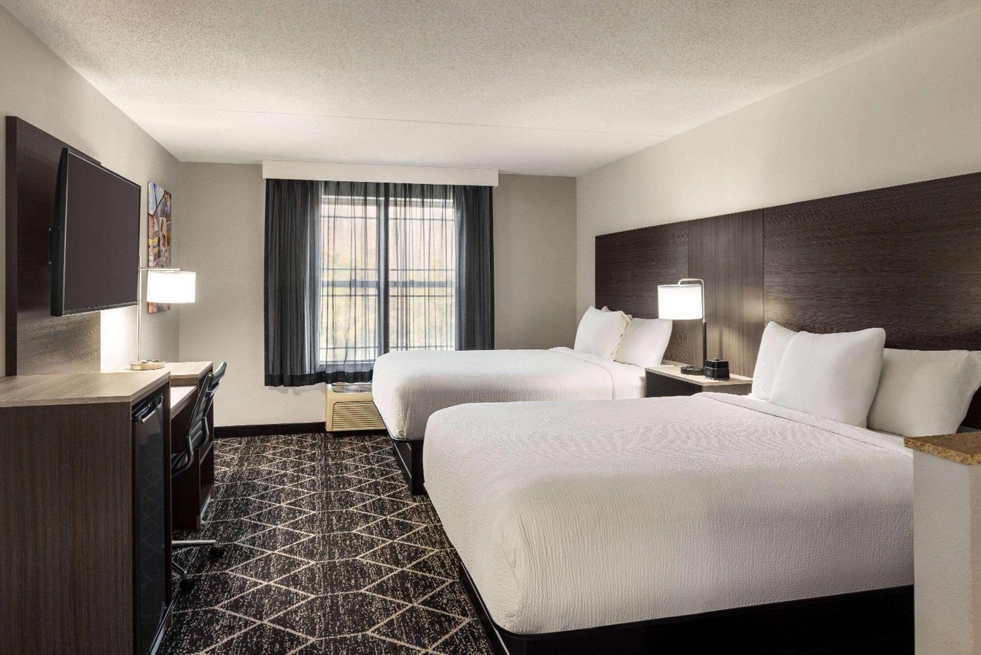 La Quinta Inn & Suites By Wyndham Лейк Джордж Екстериор снимка
