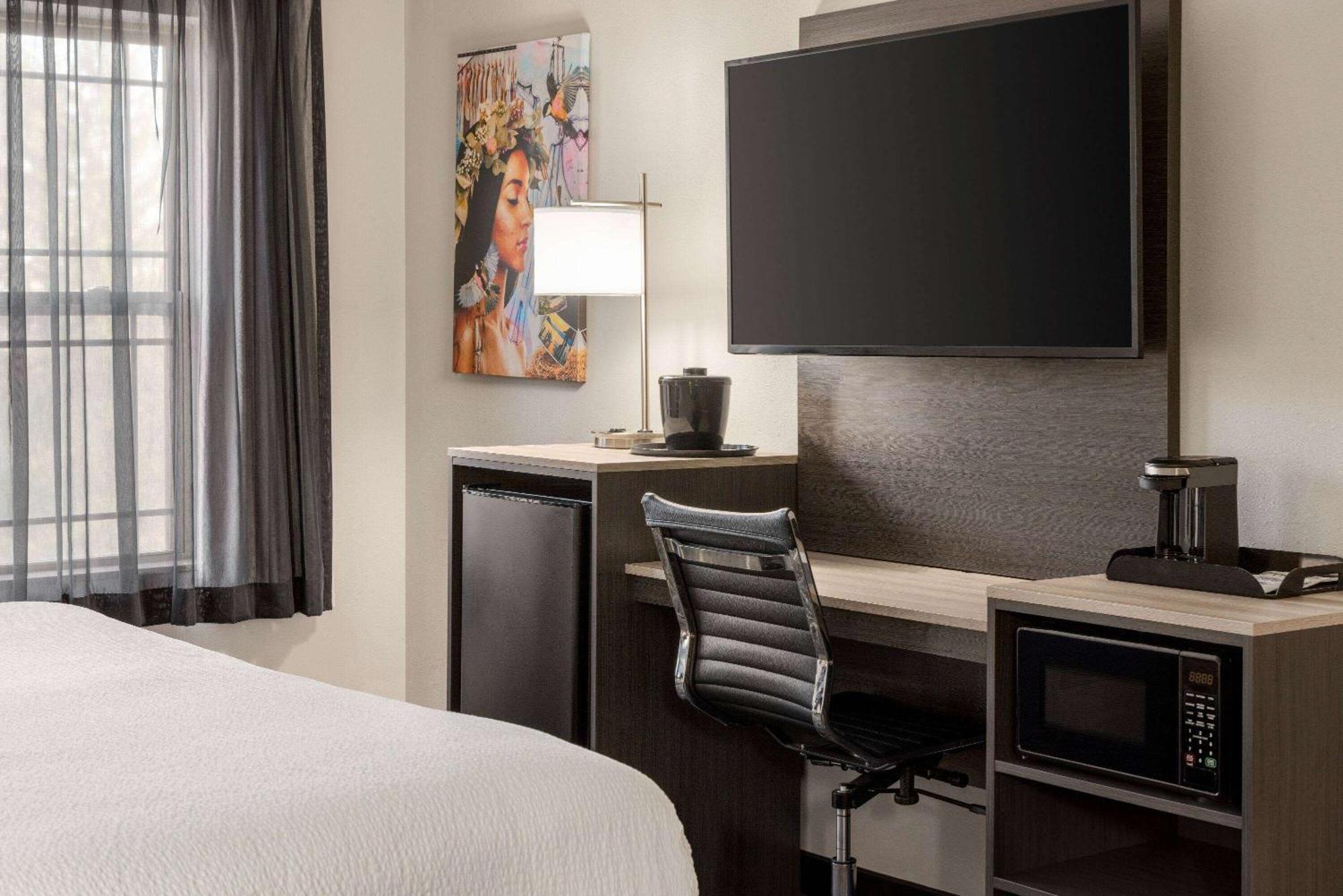 La Quinta Inn & Suites By Wyndham Лейк Джордж Екстериор снимка