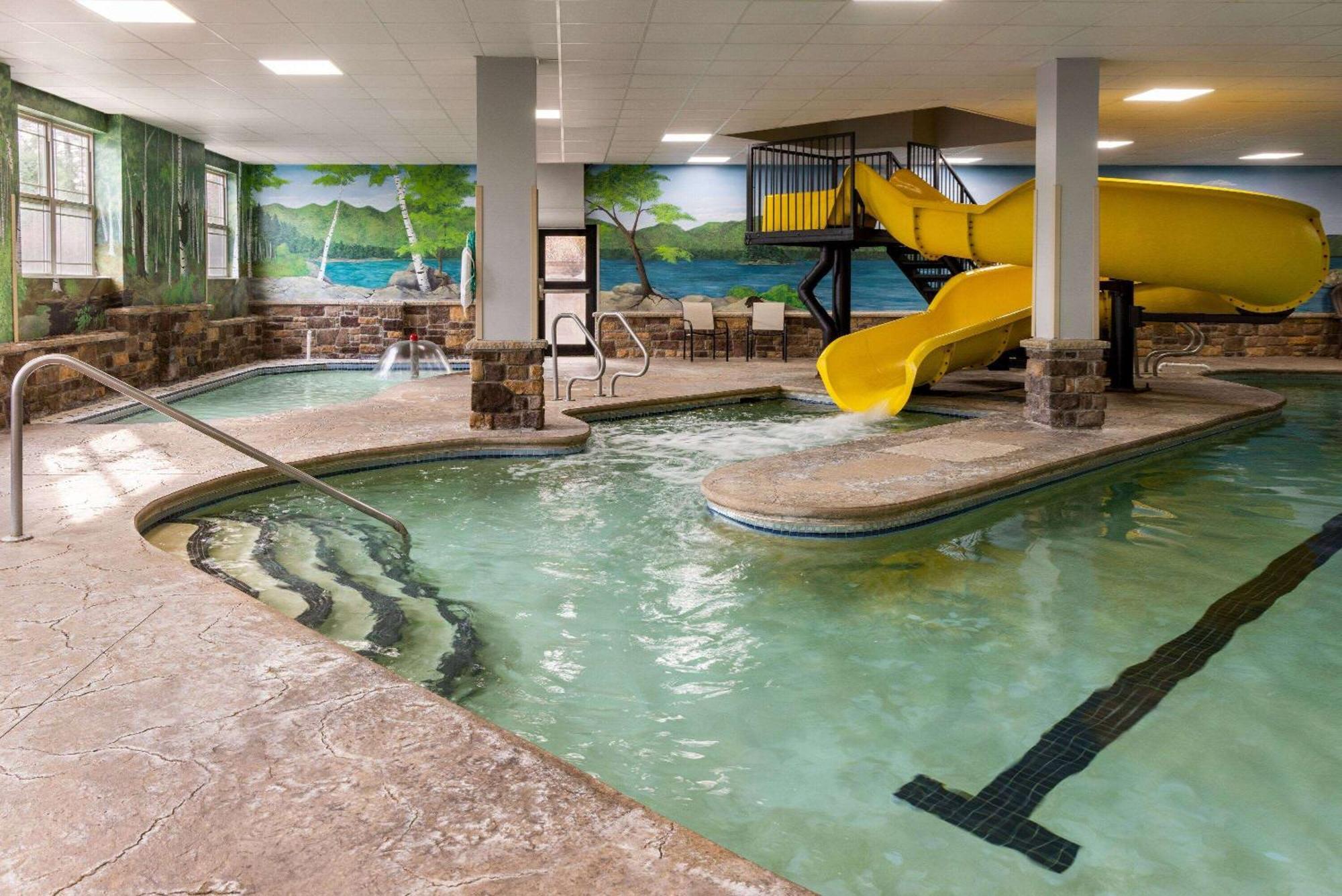 La Quinta Inn & Suites By Wyndham Лейк Джордж Екстериор снимка