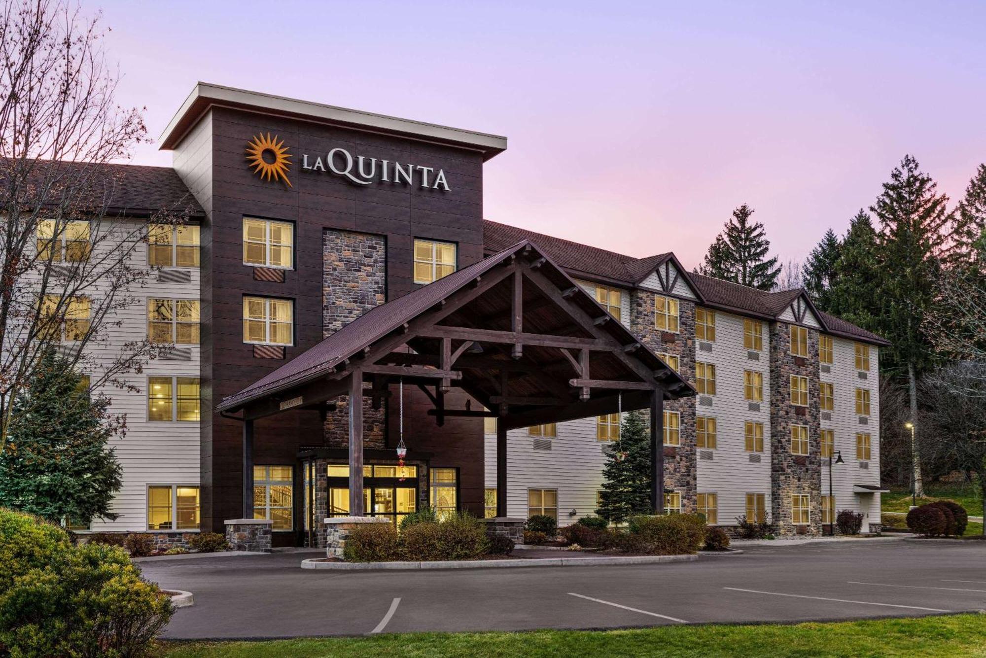 La Quinta Inn & Suites By Wyndham Лейк Джордж Екстериор снимка